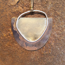 Carica l'immagine nel visualizzatore di Gallery, Collana lunga con pendente mezza luna in ottone smaltato