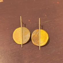 Carica l'immagine nel visualizzatore di Gallery, Orecchino di ottone smaltato simmetrico, vari colori