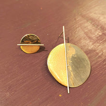 Carica l'immagine nel visualizzatore di Gallery, Orecchino da lobo di ottone smaltato asimmetrico, vari colori