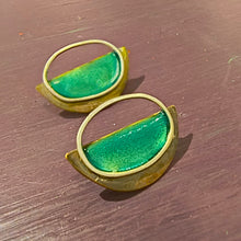 Carica l'immagine nel visualizzatore di Gallery, Orecchino di ottone smaltato e argento mezzaluna