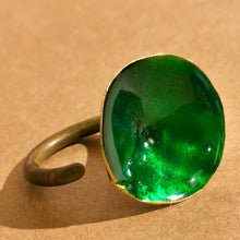 Carica l'immagine nel visualizzatore di Gallery, Anello in ottone smaltato conico - pezzo unico