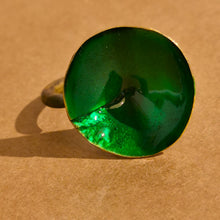 Carica l'immagine nel visualizzatore di Gallery, Anello in ottone smaltato conico - pezzo unico