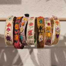 Carica l'immagine nel visualizzatore di Gallery, Bracciale di seta ricamati - pezzo unico