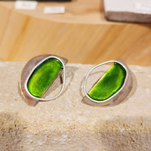 Carica l'immagine nel visualizzatore di Gallery, Orecchino di ottone smaltato e argento mezzaluna