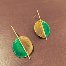 Carica l'immagine nel visualizzatore di Gallery, Orecchino di ottone smaltato simmetrico, vari colori