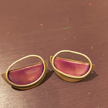 Carica l'immagine nel visualizzatore di Gallery, Orecchino di ottone smaltato e argento mezzaluna