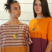 Carica l'immagine nel visualizzatore di Gallery, Collana lunga con pendente in ottone smaltato