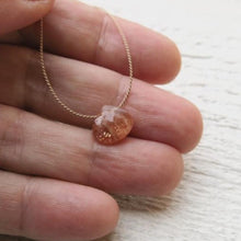 Carica l'immagine nel visualizzatore di Gallery, Collana in filo di seta con piccola pietra - Pezzi Unici