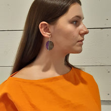 Carica l'immagine nel visualizzatore di Gallery, Orecchino da lobo di ottone smaltato asimmetrico, vari colori