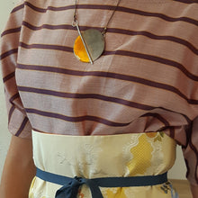 Carica l'immagine nel visualizzatore di Gallery, Collana lunga con pendente in ottone smaltato