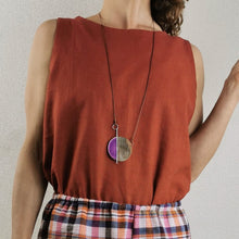 Carica l'immagine nel visualizzatore di Gallery, Collana lunga con pendente in ottone smaltato