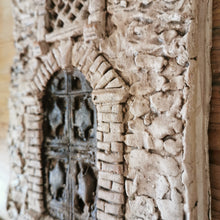 Carica l'immagine nel visualizzatore di Gallery, Bassorilievo in terracotta di porta/finestra da appendere - Pezzo Unico
