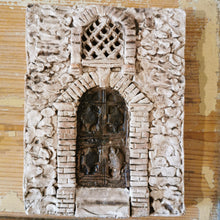 Carica l'immagine nel visualizzatore di Gallery, Bassorilievo in terracotta di porta/finestra da appendere - Pezzo Unico