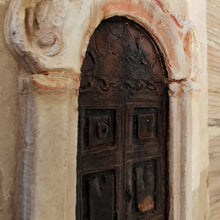 Carica l'immagine nel visualizzatore di Gallery, Bassorilievo in terracotta di porta/finestra da appendere - Pezzo Unico