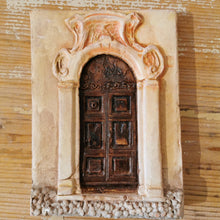 Carica l'immagine nel visualizzatore di Gallery, Bassorilievo in terracotta di porta/finestra da appendere - Pezzo Unico