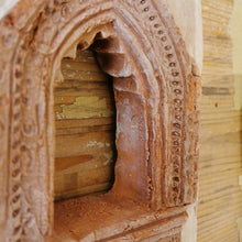 Carica l'immagine nel visualizzatore di Gallery, Bassorilievo in terracotta di porta/finestra da appendere - Pezzo Unico