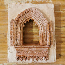 Carica l'immagine nel visualizzatore di Gallery, Bassorilievo in terracotta di porta/finestra da appendere - Pezzo Unico