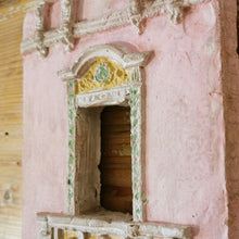 Carica l'immagine nel visualizzatore di Gallery, Bassorilievo in terracotta di porta/finestra da appendere - Pezzo Unico