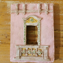 Carica l'immagine nel visualizzatore di Gallery, Bassorilievo in terracotta di porta/finestra da appendere - Pezzo Unico