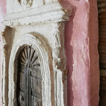 Carica l'immagine nel visualizzatore di Gallery, Bassorilievo in terracotta di porta/finestra da appendere - Pezzo Unico