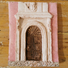 Carica l'immagine nel visualizzatore di Gallery, Bassorilievo in terracotta di porta/finestra da appendere - Pezzo Unico