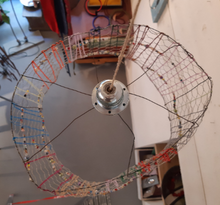 Carica l'immagine nel visualizzatore di Gallery, Lampada con con perline di vetro e fili di lana- Pezzo unico