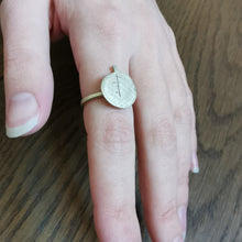 Carica l'immagine nel visualizzatore di Gallery, Anello albero piccolo in ottone