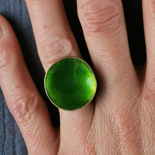 Carica l'immagine nel visualizzatore di Gallery, Anello in ottone smaltato a scodellina