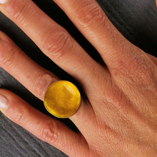 Carica l'immagine nel visualizzatore di Gallery, Anello in ottone smaltato a scodellina