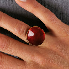 Carica l'immagine nel visualizzatore di Gallery, Anello in ottone smaltato a scodellina