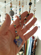 Carica l'immagine nel visualizzatore di Gallery, Lampada Ecofriendly da stampo per dolce e perline di vetro - Pezzo Unico