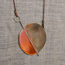 Carica l'immagine nel visualizzatore di Gallery, Collana lunga con pendente in ottone smaltato