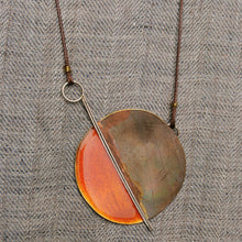 Carica l'immagine nel visualizzatore di Gallery, Collana lunga con pendente in ottone smaltato