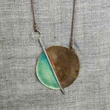 Carica l'immagine nel visualizzatore di Gallery, Collana lunga con pendente in ottone smaltato