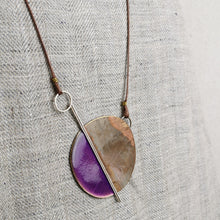 Carica l'immagine nel visualizzatore di Gallery, Collana lunga con pendente in ottone smaltato