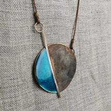 Carica l'immagine nel visualizzatore di Gallery, Collana lunga con pendente in ottone smaltato