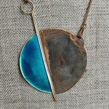 Carica l'immagine nel visualizzatore di Gallery, Collana lunga con pendente in ottone smaltato