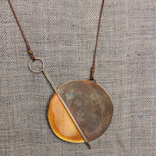 Carica l'immagine nel visualizzatore di Gallery, Collana lunga con pendente in ottone smaltato