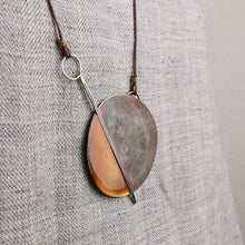 Carica l'immagine nel visualizzatore di Gallery, Collana lunga con pendente in ottone smaltato