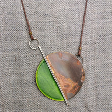 Carica l'immagine nel visualizzatore di Gallery, Collana lunga con pendente in ottone smaltato