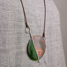 Carica l'immagine nel visualizzatore di Gallery, Collana lunga con pendente in ottone smaltato