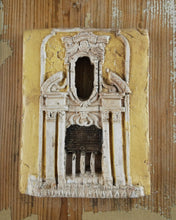 Carica l'immagine nel visualizzatore di Gallery, Bassorilievo in terracotta di porta/finestra da appendere - Pezzo Unico