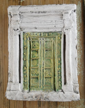 Carica l'immagine nel visualizzatore di Gallery, Bassorilievo in terracotta di porta/finestra da appendere - Pezzo Unico