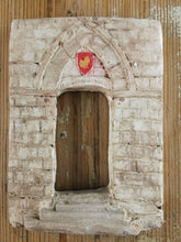 Carica l'immagine nel visualizzatore di Gallery, Bassorilievo in terracotta di porta/finestra da appendere - Pezzo Unico