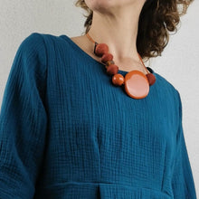 Carica l'immagine nel visualizzatore di Gallery, Girocollo Ecofriendly in carta, vetro di riciclo e resina.