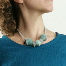 Carica l'immagine nel visualizzatore di Gallery, Girocollo Ecofriendly in carta e vetro di riciclo