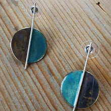 Carica l'immagine nel visualizzatore di Gallery, Orecchino di ottone smaltato simmetrico, vari colori