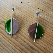 Carica l'immagine nel visualizzatore di Gallery, Orecchino di ottone smaltato simmetrico, vari colori