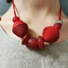 Carica l'immagine nel visualizzatore di Gallery, Girocollo Ecofriendly in carta e vetro di riciclo