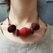 Carica l'immagine nel visualizzatore di Gallery, Girocollo Ecofriendly in carta e vetro di riciclo